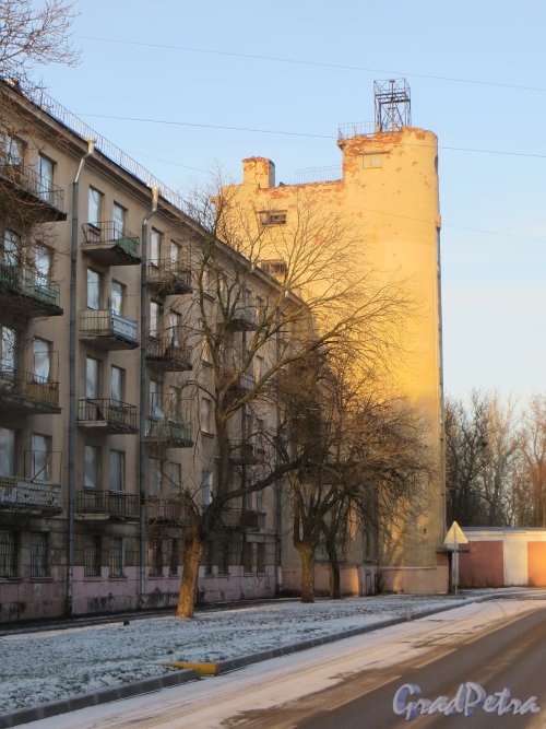 Коммунистическая улица, дом 5, литера А. Фрагмент фасада со стороны улицы. Фото 5 января 2015 года.