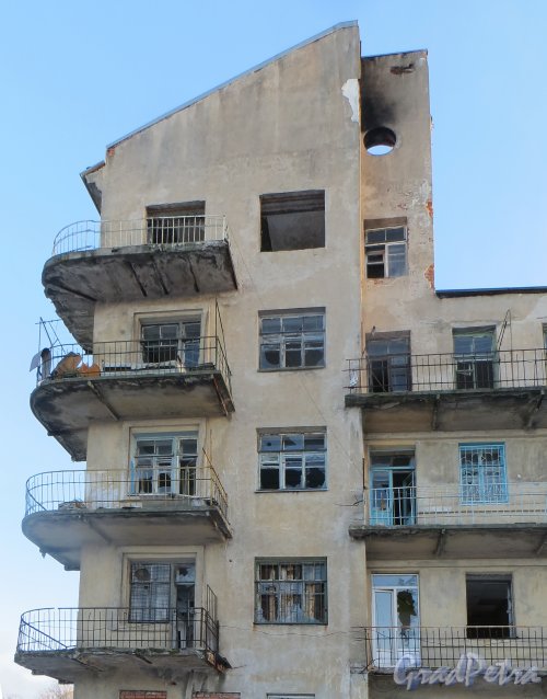 Коммунистическая улица, дом 5, литера А. Балконы корпуса со стороны Петровского дока. Фото 5 января 2015 года.