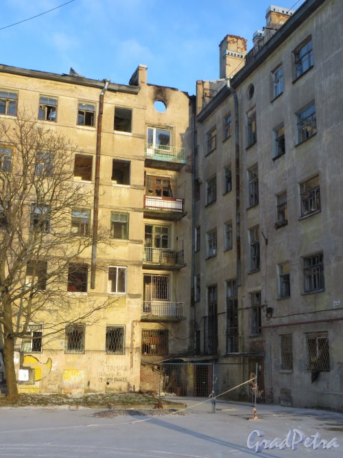 Коммунистическая улица, дом 5, литера А. Угловая часть жилого дома со двора. Фото 5 января 2015 года.