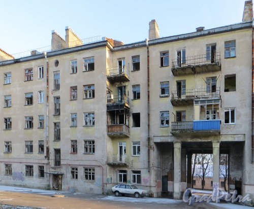 Коммунистическая улица, дом 5, литера А. Выезд со двора дома на улицу. Фото 5 января 2015 года.