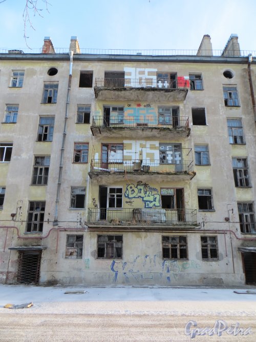 Коммунистическая улица, дом 5, литера А. Фрагмент фасада жилого дома со стороны двора. Фото 5 января 2015 года.