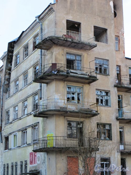 Коммунистическая улица, дом 5, литера А. Балконы корпуса со стороны Петровского дока. Фото 5 января 2015 года.