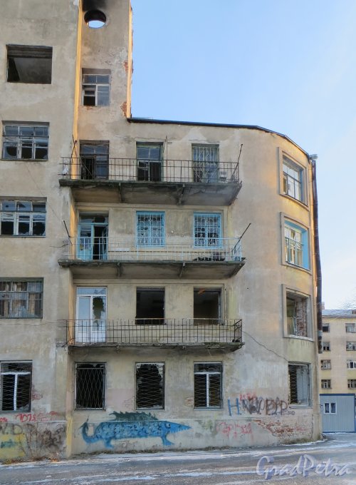 Коммунистическая улица, дом 5, литера А. Фрагмент фасада корпуса жилого дома со стороны Петровского дока. Фото 5 января 2015 года.