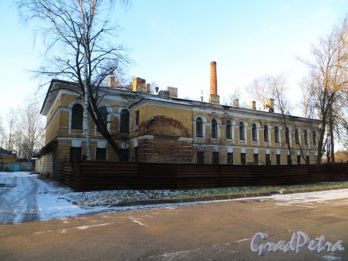 город Кронштадт, Коммунистическая улица, дом 1, литера В. Общий вид здания. Фото 5 января 2015 года.