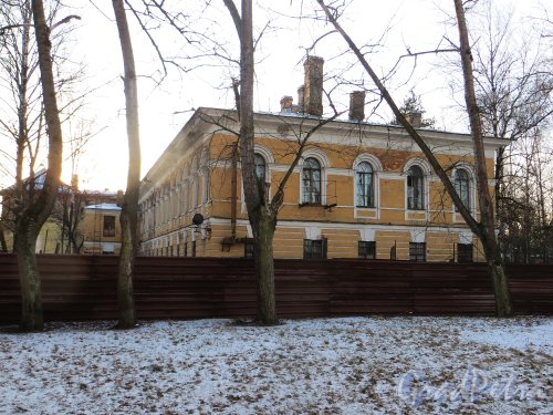 город Кронштадт, Коммунистическая улица, дом 1, литера В. Торец здания со стороны Петровского дока. Фото 5 января 2015 года.