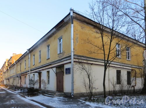 город Кронштадт, Коммунистическая улица, дом 3, литера А. Вид двора здания со стороны дома 1. Фото 5 января 2015 года.