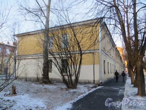 город Кронштадт, Коммунистическая улица, дом 3, литера А. Вид здания со стороны улицы от дома 1. Фото 5 января 2015 года.