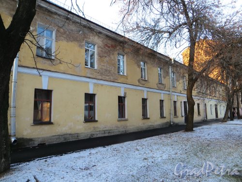 город Кронштадт, Коммунистическая улица, дом 3, литера А. Фасад здания со стороны улицы от дома 1. Фото 5 января 2015 года.