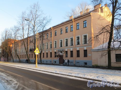 город Кронштадт, Коммунистическая улица, дом 16, литера А. Общий вид здания от дома 14. Фото 5 января 2015 года.