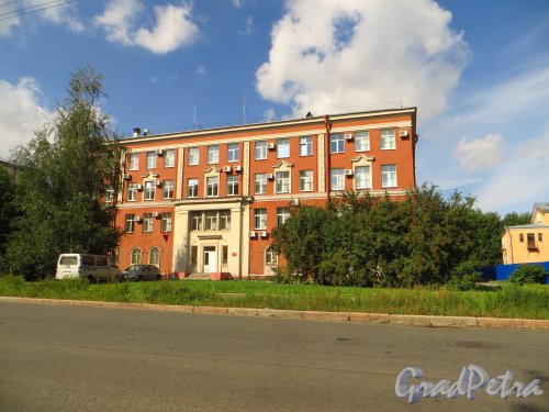 улица Самойловой, дом 12, литера А. Фасад здания. Фото 23 августа 2014 года.