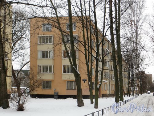Варшавская улица, дом 53, литера А. Общий вид жилого дома со стороны Варшавской улицы. Фото 13 января 2015 года.