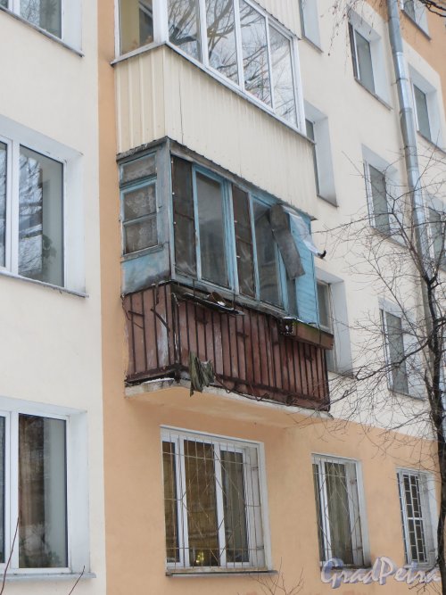 Варшавская улица, дом 53, литера А. Единственный не реконструированный балкон жилого дома. Фото 13 января 2015 года.