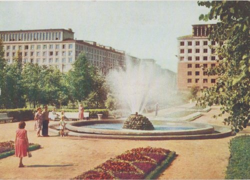 Вид на дом 7 по Ивановской улице (обратите внимание: проёмы окон ещё без стекол) и сквер с фонтаном перед домом. Почтовая открытка начала 1960-х годов