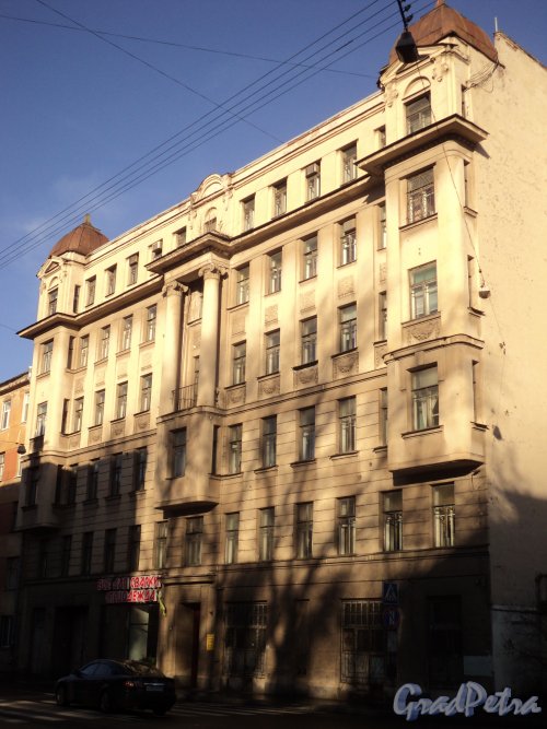 улица Моисеенко, дом 10. Общий вид фасада здания. Фото 23 октября 2010 года.