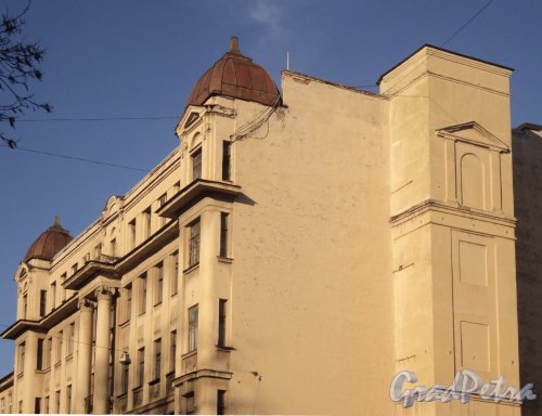 улица Моисеенко, дом 10. Башни эркеров. Фото 23 октября 2010 года.