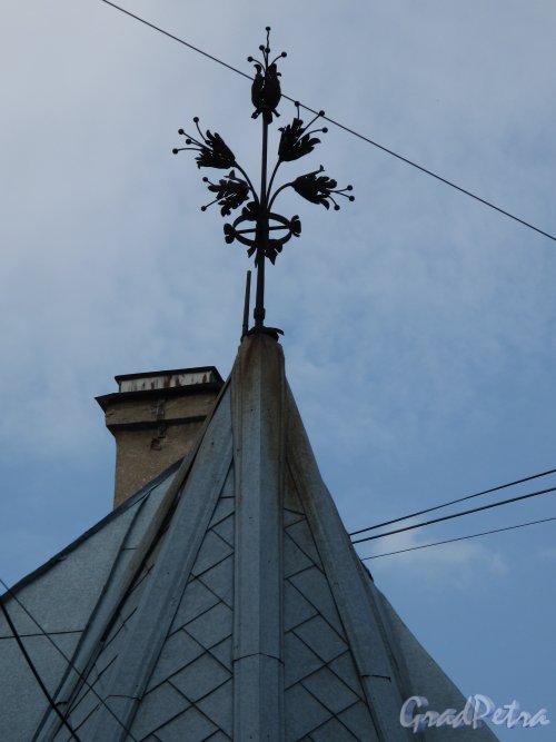 Большая Пушкарская улица, дом 14. Навершие угловой шатровой башни. Фото апрель 2014 г