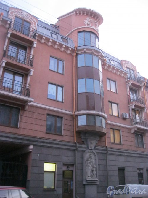 Ул. Лабутина, дом 16, корпус 2. Фрагмент фасада. Фото 6 января 2015 г.