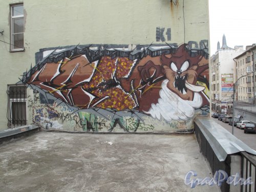 город Выборг, ул. Мира, д. 3. Граффити на торцевой стене. Фото июнь 2014 г.