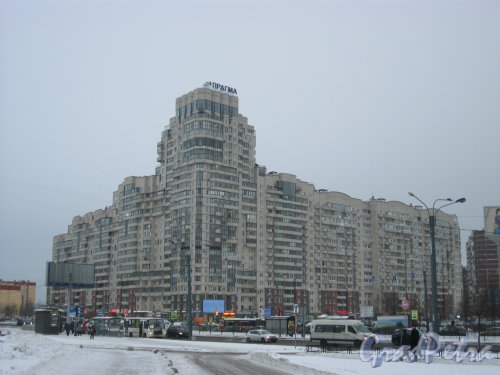 Ул. Савушкина, дом 143, корпус 1 (левая часть здания). Вид с пересечения улиц Савушкина и Беговой. Фото 8 января 2015 г.