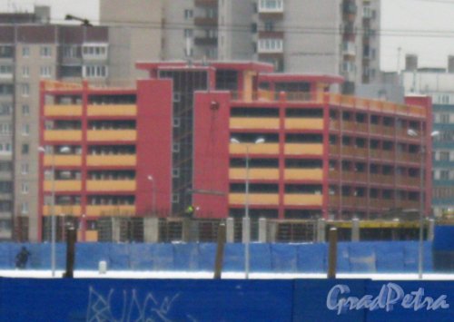 Ул. Бадаева, дом 12, корпус 1. Общий вид строящейся автопарковки с ул. Коллонтай. Фото 28 января 2015 г.