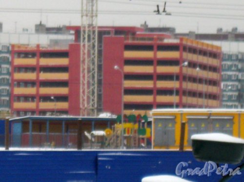 Ул. Бадаева, дом 10, корпус 1. Общий вид строящейся автопарковки с ул. Коллонтай. Фото 28 января 2015 г.