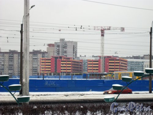 Ул. Бадаева, дом 12, корпус 1 (слева) и 10, корпус 1 (справа). Общий вид строящихся автопарковок с ул. Коллонтай. Фото 28 января 2015 г.
