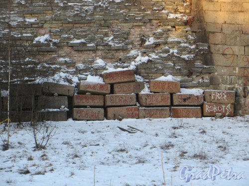 город Кронштадт, состояние западной стенки дока Петра Великого с восточной стороны. Фото 5 января 2015 года.