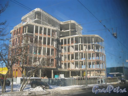 Политехническая ул., дом 6а. Строящееся здание. Вид из окна трамвая. Фото 9 февраля 2015 года.