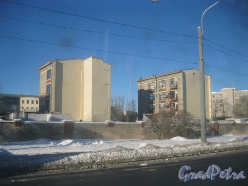 Политехническая ул., дом 12. Фрагмент территории и здания. Вид из окна трамвая. Фото 9 февраля 2015 года.