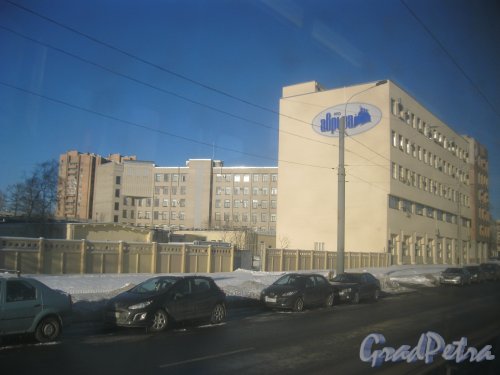 Политехническая улица. Вид из окна трамвая на дом 14 (справа) и фрагмент дома 15 по ул. Карбышева (в центре фото). Фото 9 февраля 2015 года.