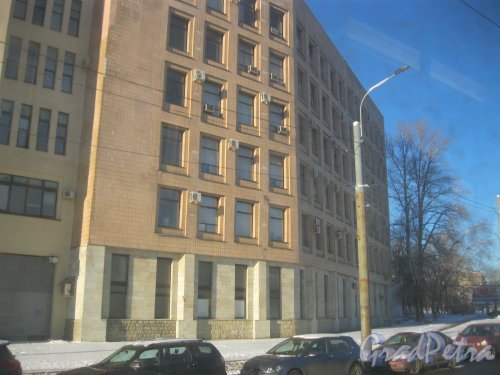 Ул. Карбышева, дом 15. Фрагмент фасада со стороны Политехнической ул. Вид из окна трамвая. Фото 9 февраля 2015 года.