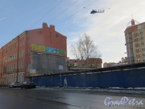 Большая Зеленина улица, дом 32, литера А. Общий вид здания и след от снесенного дома 34 на брандмауэре дома. Фото 11 февраля 2015 года.