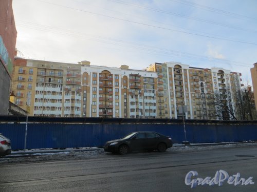Вид на жилой комплекс «Классика» со стороны Большой Зелениной улицы после сноса дома 34. Фото 11 февраля 2015 года.