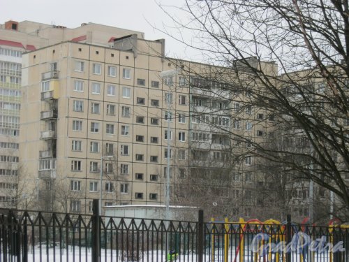Ленская ул., дом 21. Фрагмент здания. Вид от дома 10 по Белорусской ул. Фото 12 февраля 2015 г.