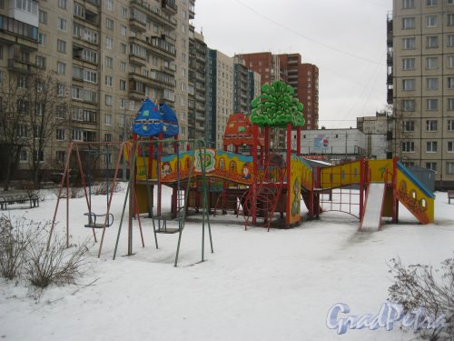 Белорусская ул., дом 8. Детская площадка во дворе. Фото 12 февраля 2015 г.