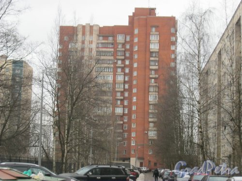 Белорусская ул., дом 4. Вид со стороны домов 26, корпус 1 и 24 по Хасанской ул. Фото 12 февраля 2015 г.