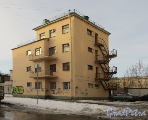 Свеаборгская улица, дом 4, литера А. Общий вид здания от дома 6. Фото 11 февраля 2015 года.