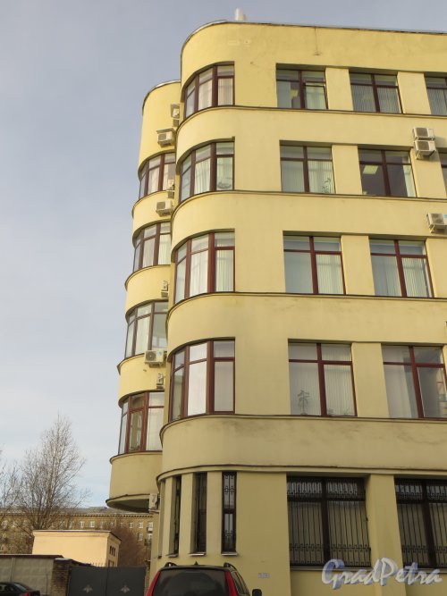 улица Решетникова, дом 15, литера А. Фрагмент здания, выходящего на  Свеаборгскую улицу. Фото 11 февраля 2015 года.
