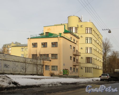 улица Решетникова, дом 15, литера А. Фрагмент овальной части здания, выходящего на  Свеаборгскую улицу. Фото 11 февраля 2015 года.
