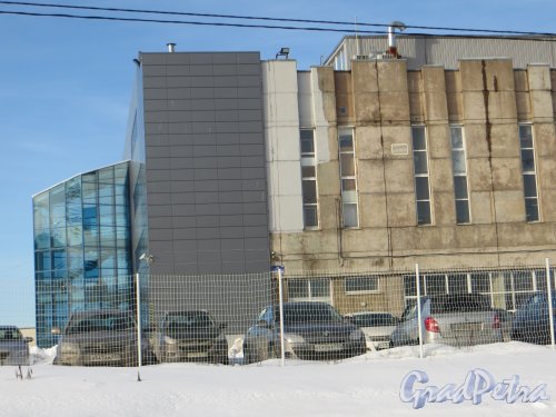 улица Маршала Новикова, дом 28, литера И. Торец здания со стороны Долгоозёрной улицы. Фото 11 февраля 2015 года.