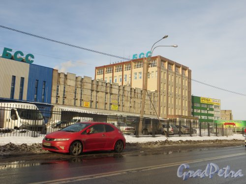 улица Маршала Новикова, дом 28, литера А. Торец здания в сторону Автобусной улицы. Фото 11 февраля 2015 года.