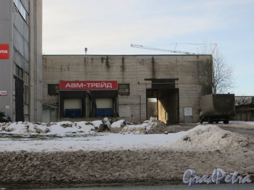 улица Маршала Новикова, дом 28, литера А. Въезд на территорию со стороны Автобусной улицы. Фото 11 февраля 2015 года.