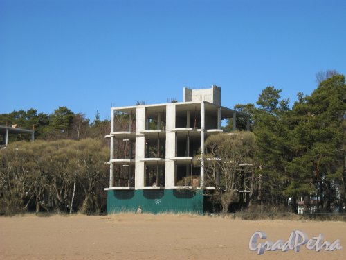 г. Зеленогорск, Малинная ул., дом 1. Вид с береговой линии и пляжа «Золотой» на строящиеся здания. Фото 7 апреля 2014 года.