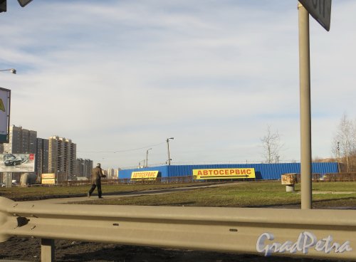 Улица Маршала Казакова, участок 5, (северо-западнее пересечения с проспектом Маршала Жукова). Вид с проспекта Маршала Жукова. Фото 6 марта 2015 года.