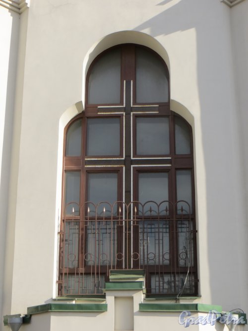 Предпортовая улица, дом 1а. Церковь Святителя Николая чудотворца. Окно западного фасада. Фото 6 марта 2015 года.