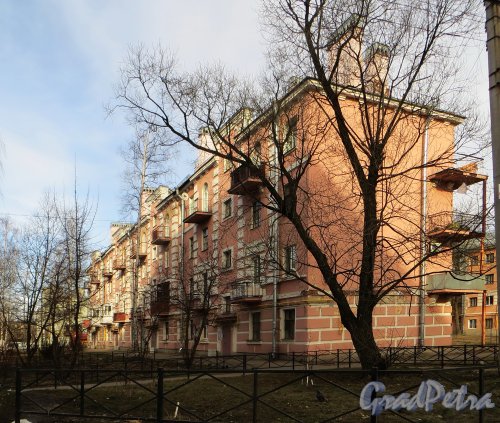 Посёлок Торики, улица Политрука Пасечника, дом 6. Общий вид жилого дома. Фото 6 марта 2015 года.
