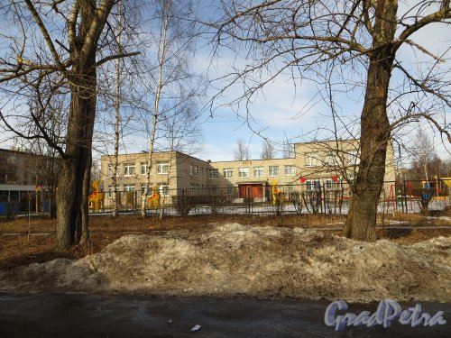 Посёлок Торики, улица Политрука Пасечника, дом 14. Общий вид детского сада с датой постройки. Фото 6 марта 2015 года.