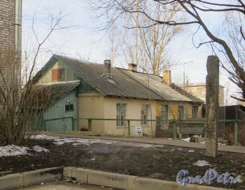 Посёлок Торики, улица Политрука Пасечника, дом 34. Общий вид здания со стороны дома №16. Фото 6 марта 2015 года.
