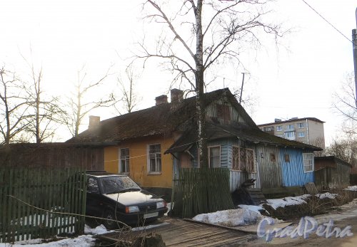 Посёлок Торики, улица Политрука Пасечника, дом 36. Общий вид здания со стороны дороги. Фото 6 марта 2015 года.