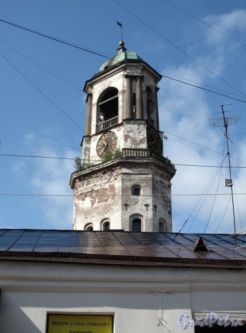 Г. Выборг, Крепостная ул., д. 5а. Часовая башня. Вид на башню с Крепостной улицы. Фото июнь 2013 г.